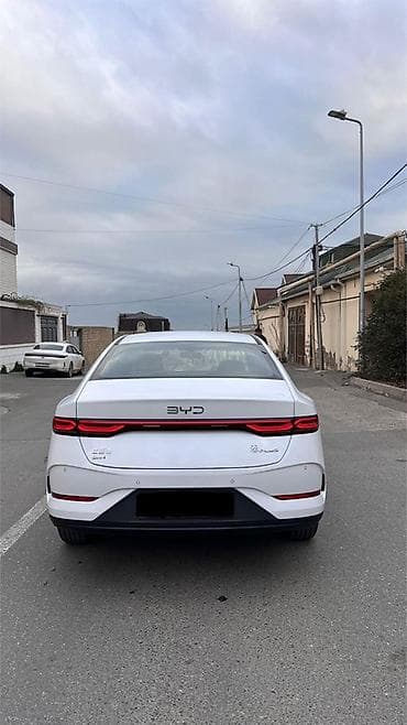 06 maşin: BYD Qin Plus DM-i sedan - Geniş və aerodinamik kuzov, ağ rəng, tam — 3