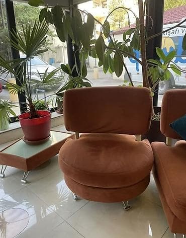 divan desti: Modern yumşaq mebel dəsti - Tərkib: 1 ədəd qövs formalı künc divan, 2 — 3