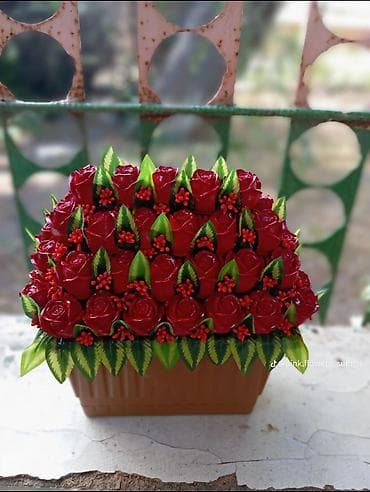 novruz bayram xonçası: Qırmızı qüllər kompozisiyası – dekorativ qap içində - Təbii görünüşlü — 1