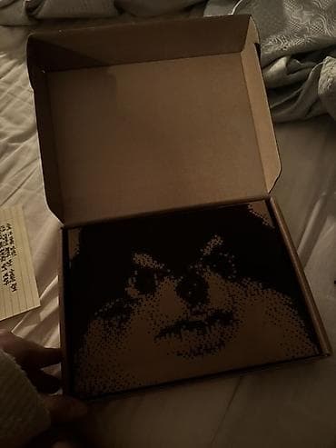 divar resmleri: Məhsul: “LAYOVER” (TaeHyung/V) albomunun orijinal xüsusi boks seti — 3