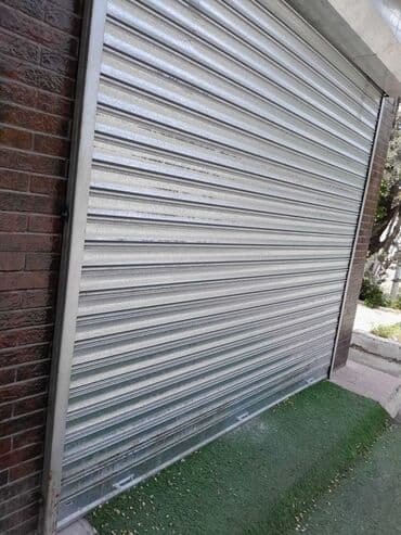 qapı darvaza: Gümüşü rəngdə, üfüqi zolaqlı, yuvarlanan metal qapı. Mağaza, anbar və — 1