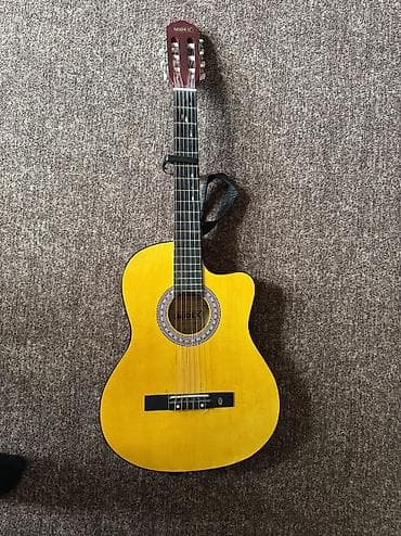 Klassik gitara 4x4 - Korpus: parlaq sarı üst lövhə üstündə kapo 2