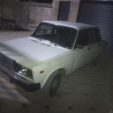 Aksesuarlar və tüninq: VAZ 2107, ağ rəng, sedan gövdə. Xüsusiyyətlər: - Klassisik “yeddi” — 4
