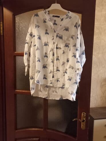 Qadın köynəyi - Rəng: ağ əsaslı, üzərində mavi və boz tonlarda