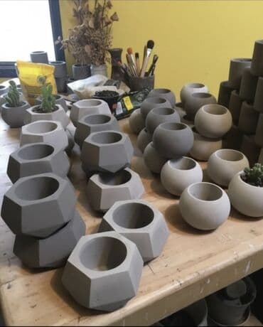 Beton saksı və qablardan ibarət dekorativ kolleksiya. - Material