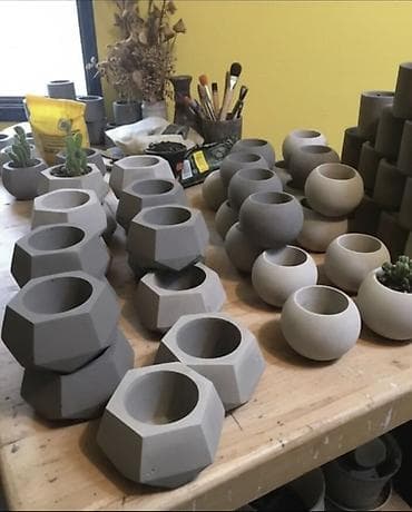 Sırğalar: Beton saksı və qablardan ibarət dekorativ kolleksiya. - Material — 1