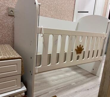 мебель в детскую комнату: Для девочки, Б/у, Колыбель, Комод — 1