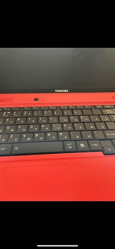 en ucuz notebook: Toshiba noutbuk – qırmızı korpuslu, tam ölçülü klaviatura və ayrıca — 9