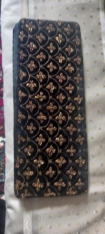 Məhsul dəsti 1) Qızılı naxışlı qadın kisəsi/klatç - Rəng: qara əsas