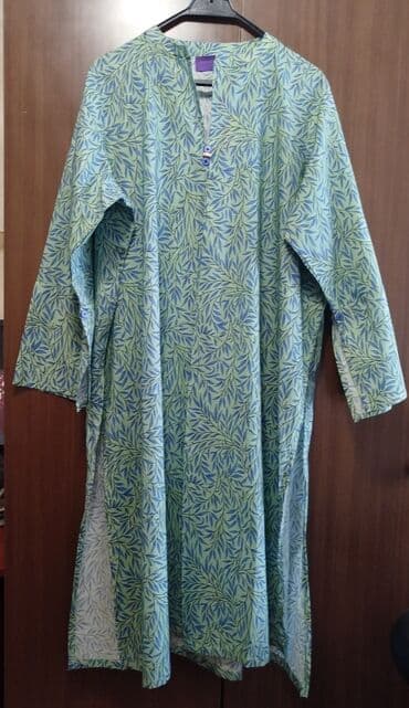 Açıq yaşıl fonda mavi yarpaq naxışlı uniseks uzunqol kaftan. Rahat