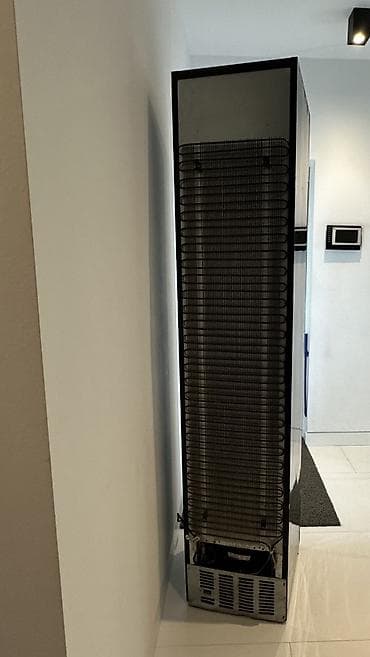 Vitrin tipli içki soyuducusu. Soyuducu işlənmişdir,yer olmadığı üçün — 5