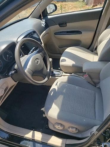 multi sukan: Hyundai Accent: 1.4 l | 2008 il Sedan — 3