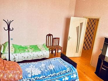 дом с цокольным этажом и гаражом: 3 otaqlı ev – mebel və texnika ilə - Geniş mətbəx: qırmızı-ağ rəngli — 5