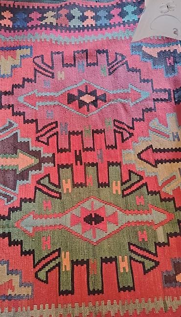 Qədimi kilim satılır. 60-cı,70ci illərdə əl ilə toxunub. Təmiz qoyun