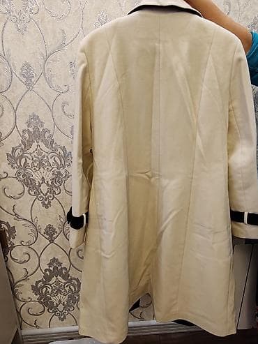 Qadın palto – krem rəngdə, qara detallarla. Turkiye istehsali -