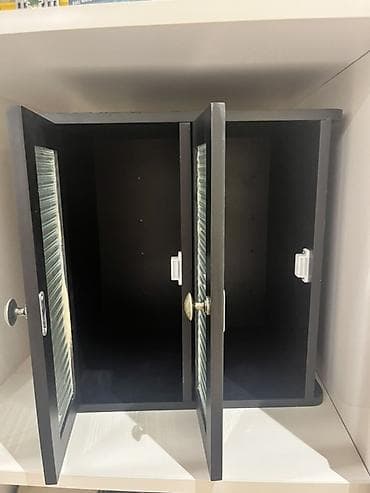 dehliz skafi: İki qapılı kiçik divar dolabı - Material: ağac korpus, qapılarda şüşə — 2