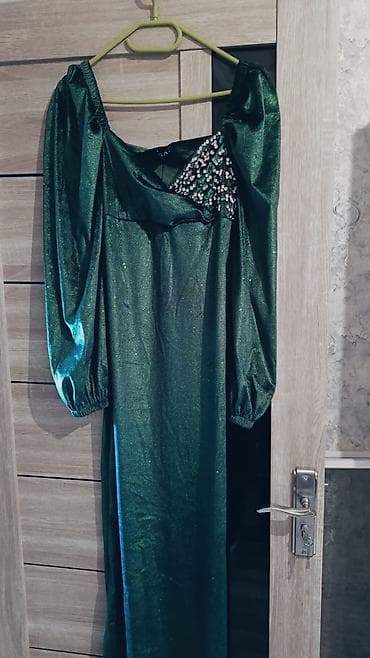 Zümrüd-yaşıl rəngdə gecə/libas - Model: Uzun, döşəmə uzunluqda, dar — 4
