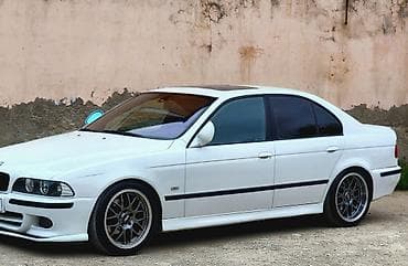 BMW 5 Series E39 sedan – ağ rəng, klassik kuzov. Disk satılır 4 ədədi
