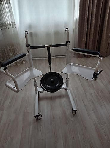 Унитазы для маломобильных людей: Tualet və duş üçün çoxfunksiyalı tibbi kreslo. Ağ rəngli möhkəm metal — 1