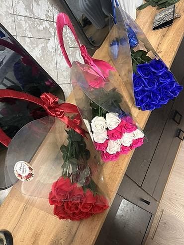 suni güller sederek: Şəffaf hədiyyə qabında dekorativ gül buketləri - Növ: süni güllərdən — 1