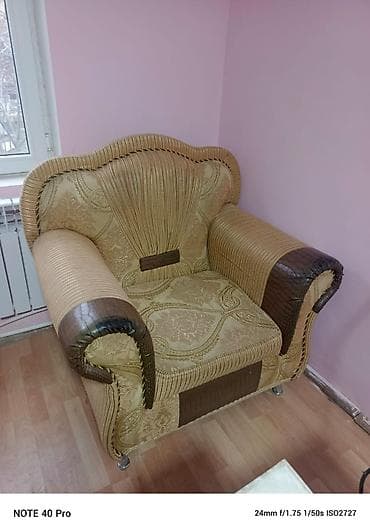 mebellər: Mebel dəsti – 1 ədəd iri kreslo, 4 ədəd yığıla bilən ofis stulu və 3 — 1