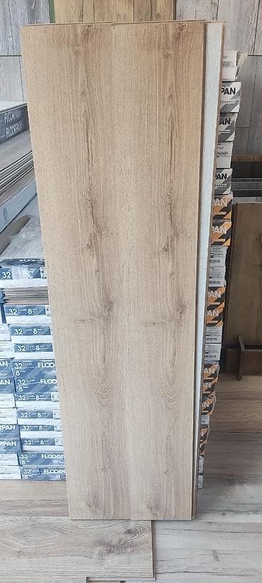 Açıq taxta rəngində laminat döşəmə paneli. Bu panel, evdə və ya ofisdə