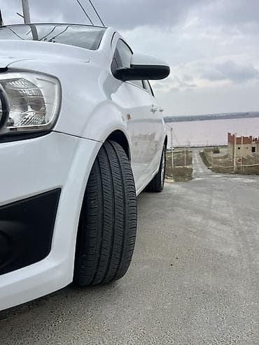 bmw e34 turbo: Chevrolet Aveo sedan – ağ rəngdə, 4 qapılı, şəhər üçün çevik və — 8