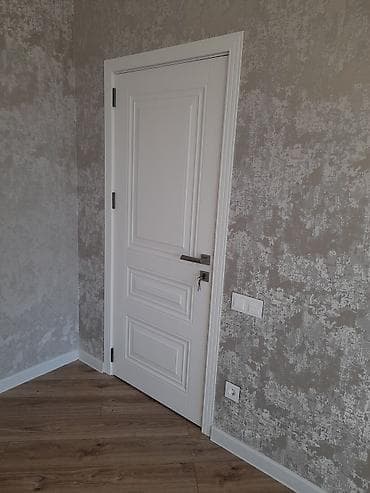 taxt doşəyi: Məhsul: Ağ daxili qapılar və dekorativ divar örtüyü (daş/mermer — 5