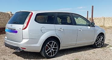 san disk: Ford Focus Wagon – gümüşü rəng, universał kuzov Xüsusiyyətlər: - — 2