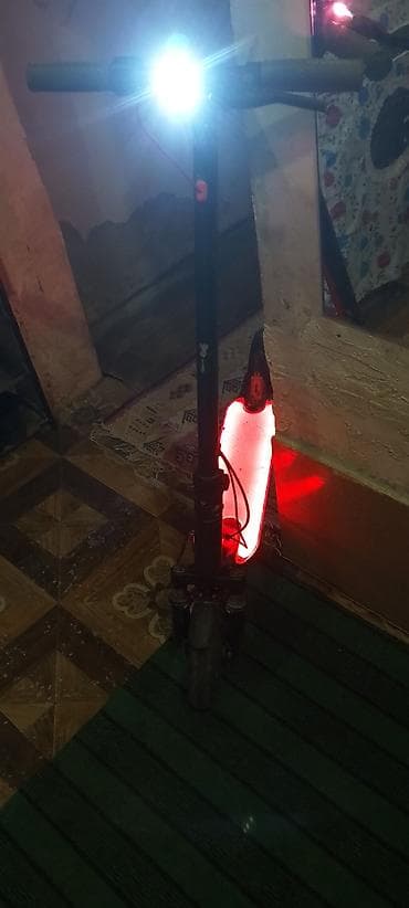 Elektrik skuter – ön güclü LED far və gövdə boyunca rəng dəyişən LED
