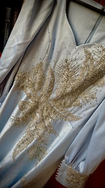 goy daş: Göy rəngli ziyafət/libas - Parlaq atlas fakturalı, axıcı uzun ətəkli — 4