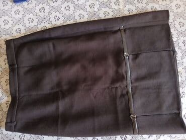 qısa qadın ətəkləri: Tünd qəhvəyi rəngdə, sadə dizaynlı uniseks ətək. Ətəyin kəmər hissəsi — 2