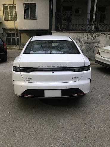 Avtomobil satışı: BYD Qin Plus DM-i sedan – ağ kuzovlu, hibrid (plug-in) model. Əsas — 2
