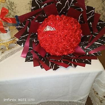 Qırmızı güllərdən ibarət dekorativ buket kompozisiyası - Kompozisiya