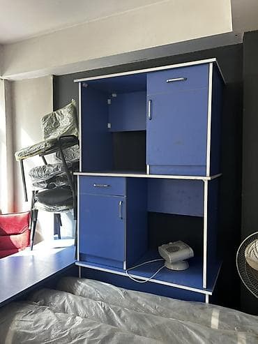 plasmas şkaf: Şirkət bağlandığı üçün, 4 ədəd ofis masası satılır. Kabinet, uşaq — 2