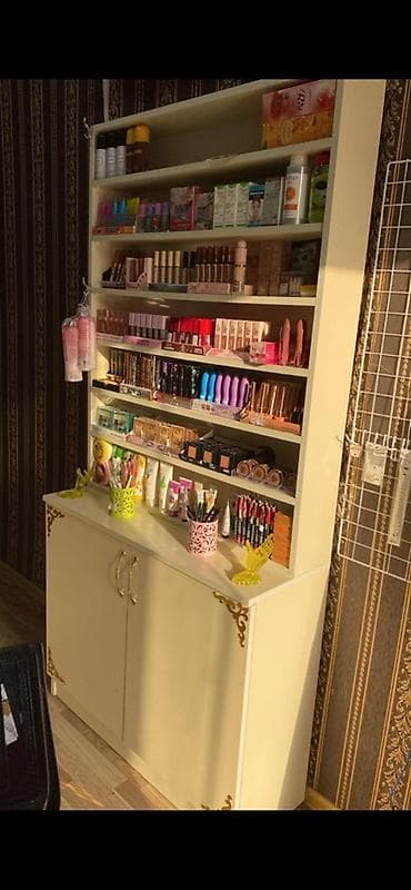 ucuz servantlar: Vizaj və kosmetika məhsulları üçün vitrini olan şkaf - Material — 1