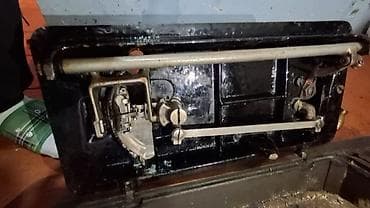 Kitablar və jurnallar: Antik mexaniki tikiş maşını - Korpus: tökmə dəmir, qara lak üzərində — 3