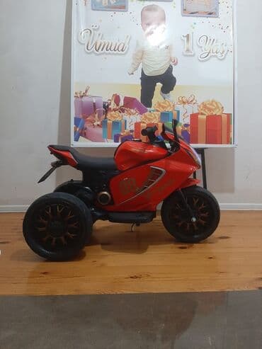 Məktəb çantaları: Uşaqlar üçün qırmızı rəngdə elektrik motosiklet. Bu model üç təkərli — 2