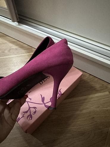 Pink rəng 
36/37 razmer