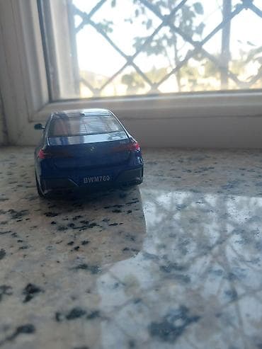 mini disk: Mavi rəngli BMW 760 model avtomobil maketi. Real avtomobil dizaynına — 6