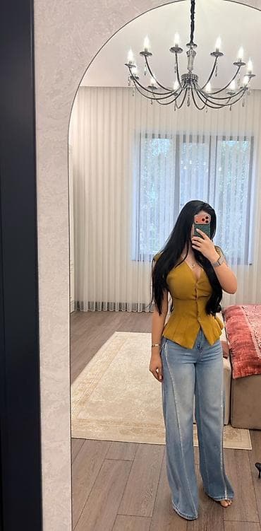 Miu Miu brendinin zərli detallarla bəzədilmiş mavi cins şalvarı -