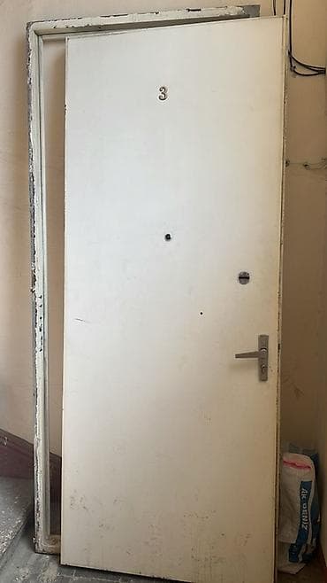 Metall giriş qapısı – ağ rəngdə, tam komplekt karkasla.hündürlüyü-2,15