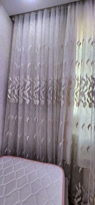 Yarpaq naxışlı, açıq rəngli tül pərdələr. Bu pərdələr gün işığını