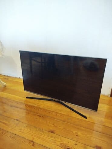 Düz ekranlı, qara rəngdə, müasir dizaynlı Smart TV. Bu televizor