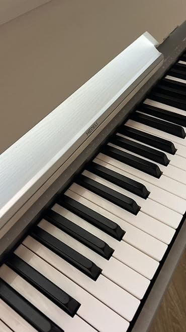 adapt: Medeli rəqəmsal piano – elegant ağ/gümüş korpus və qapaqlı konsol — 3