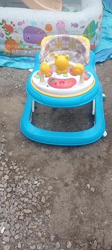 Uşaq gəzdirəni / yüyürək - Rəng: mavi-göy korpus, ağ-sarı detallar -