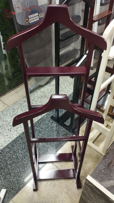 paltar asilqanlari: Müxtəlif rənglərdə mövcud olan bu taxta paltar asılqanları geyimlərin — 6