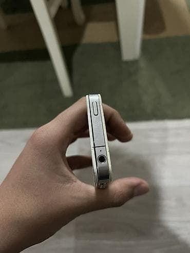 nokia 2730 classic: IPhone 4, Ağ — 3