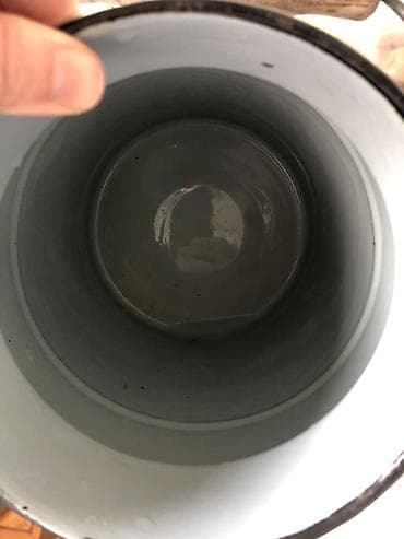 yemək qabı: Emallı süd qabı – metal gövdəli, açıq boz rəngdə, üzərində uçan — 2