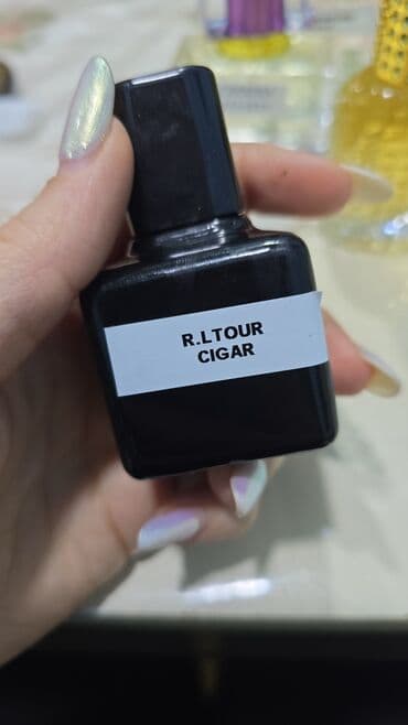 qar qiz paltari: Parfüm kolleksiyası – müxtəlif məşhur ətir kompozisiyalarının seçməsi — 3